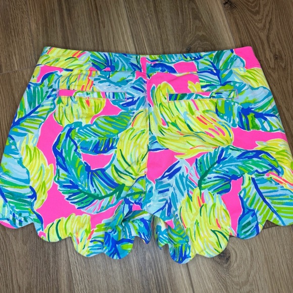Lilly Pulitzer Buttercup “Pink Sunset Local Flavor” Scalloped Shorts. Size 0 - Picture 2 of 6